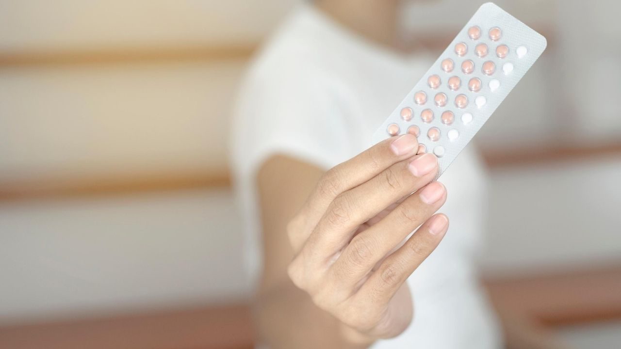 Kvinna håller i p-pillerkarta
